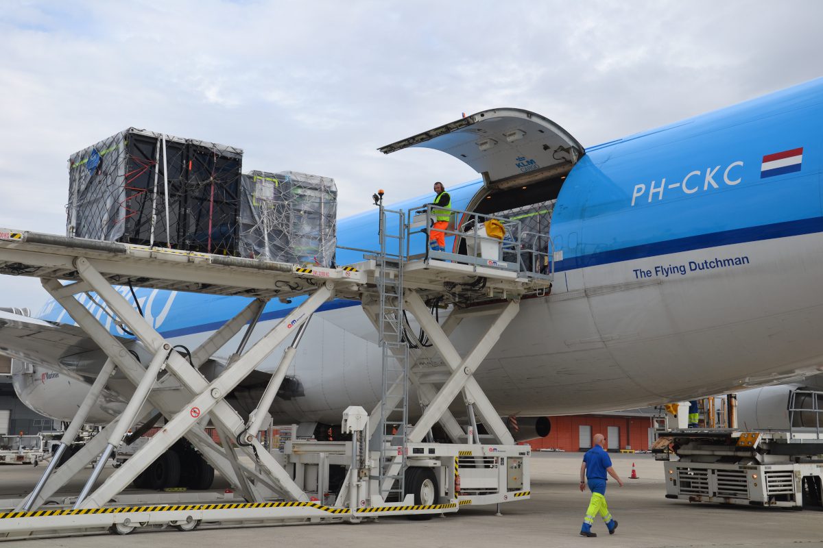 Cargo loading onto aircraft